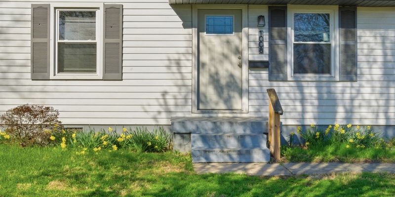 Louisville House: 1008 S 45th St