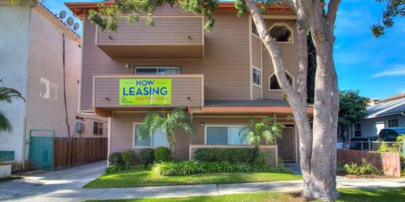 Long Beach Apartment: 1365 Newport Ave