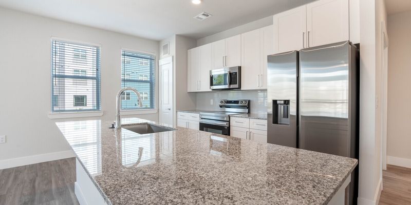 Houston Apartment: N St Charles St