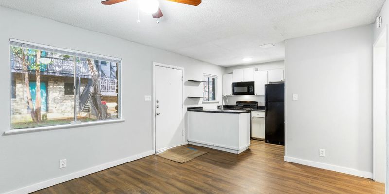 Lockhart Apartment: 137 Elm St