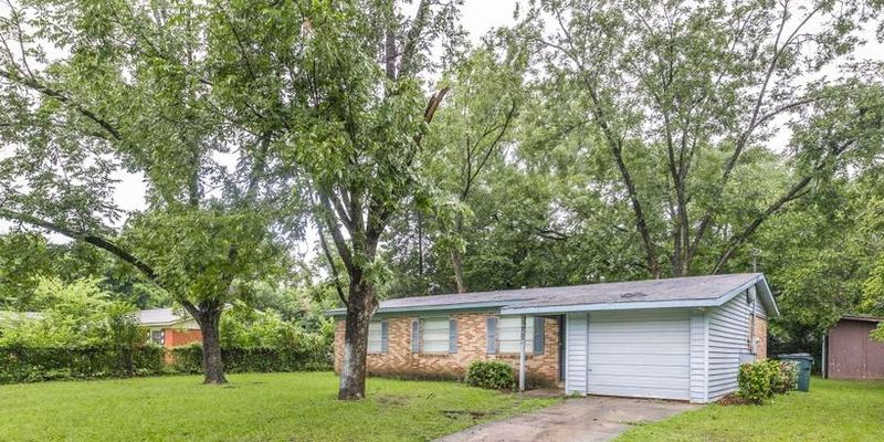 Warner Robins House: 705 American Blvd