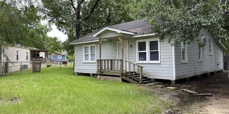 Vidor House: 645 W Davis Loop
