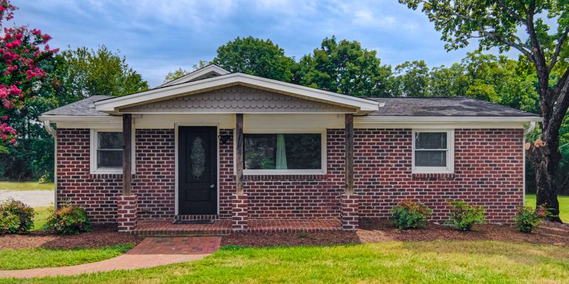 Oak Ridge House: 8603 Haw River Rd