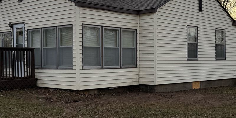 Grove House: 900 S Mill St