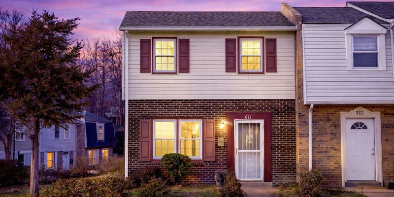 Fredericksburg House: 611 Denton Cir