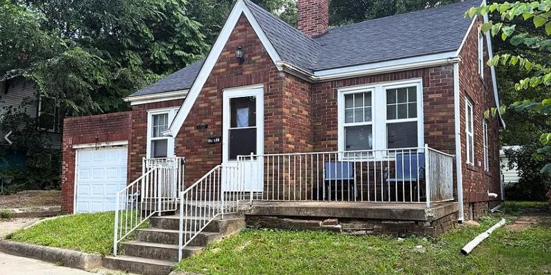 Decatur House: 1537 W William St