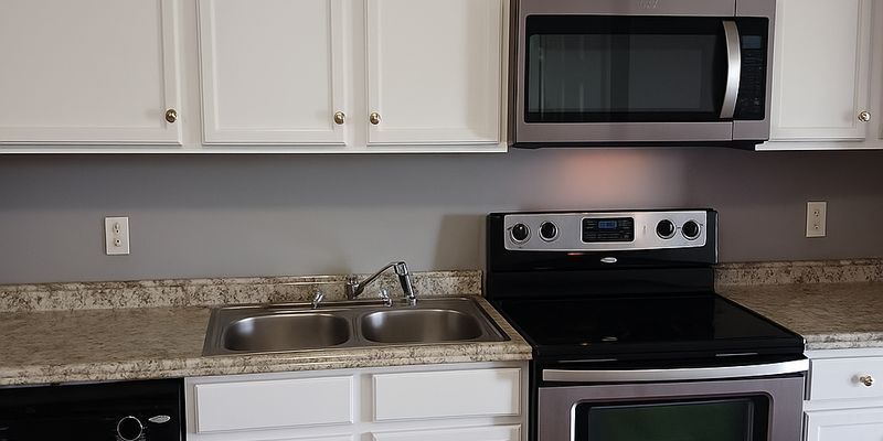 Seymour Apartment: 11735 Chapman Hwy