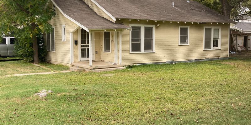Cameron House: 800 E 11th St