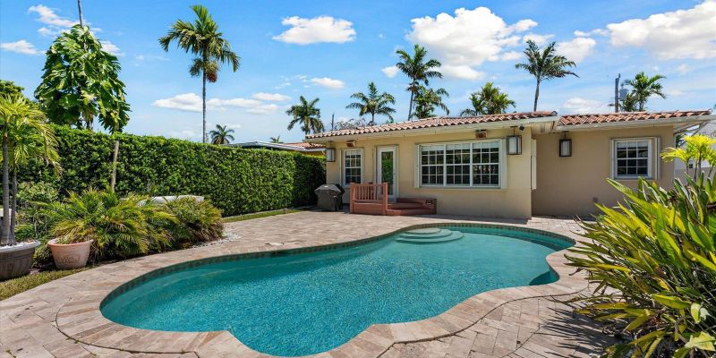 Surfside House: 8934 Emerson Ave