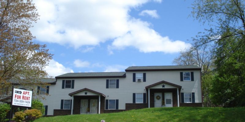 Uniontown House: 457 E Main St