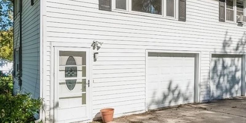 Merrillville House: 2402 W 78th Ave