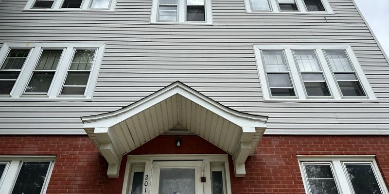 Racine Apartment: 2016 Kinzie Ave