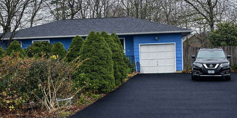 Mastic House: 30 Somerset Ave