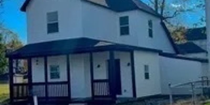 Muncie House: 1335 E Washington St