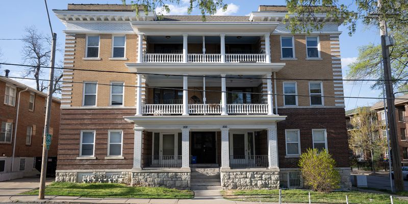 Kansas City Apartment: 200 W 36th St