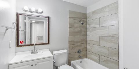 apt-17-bath.jpg