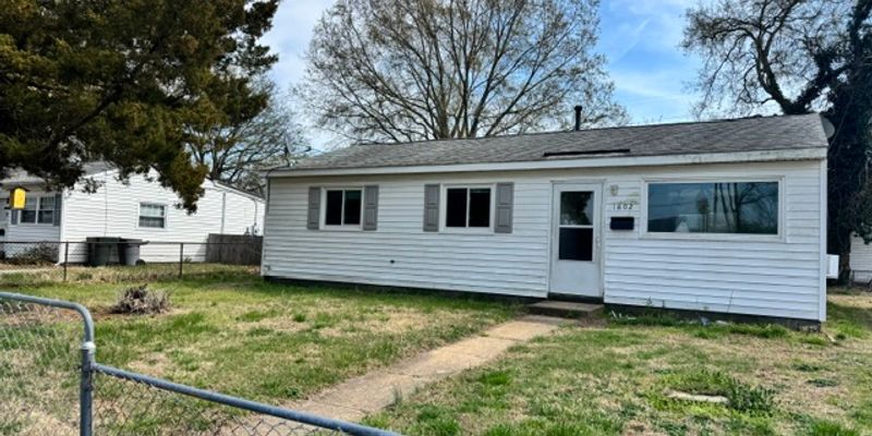 Hampton House: 1802 Moger Dr