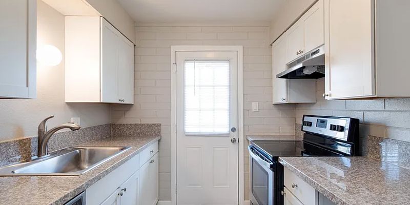 Tempe Townhome: 933 S Farmer Ave