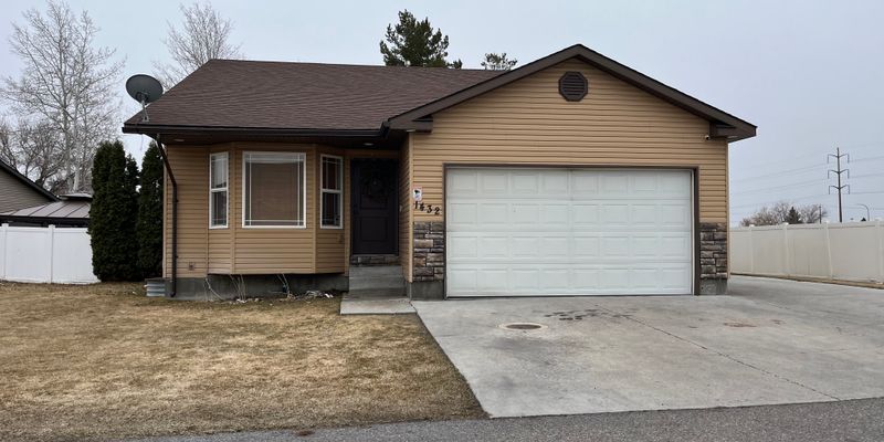 Ammon House: 1432 Falcon Dr