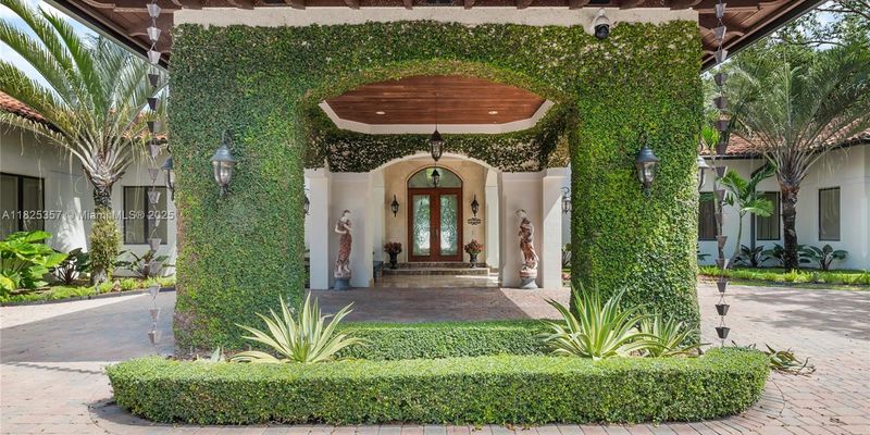 Pinecrest House: 7405 SW 104th St #7405