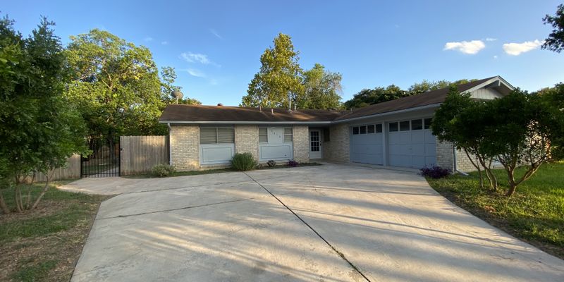 San Antonio House: 4318 Temple Hill