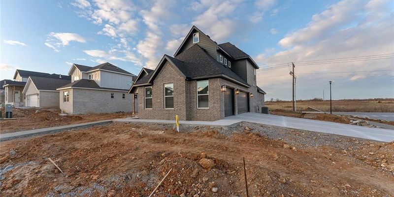 Centerton House: 900 Trestle Ln