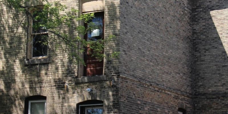 Manitowoc Apartment: 1034 S 19th St