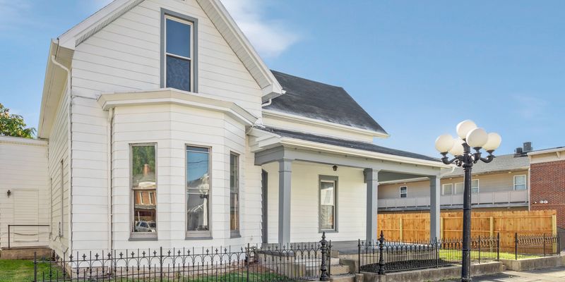 Jamestown House: 7 N Limestone St