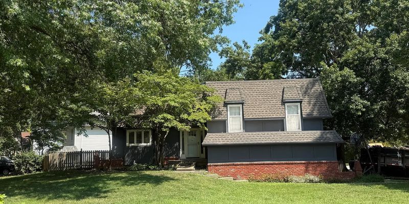 Olathe House: 520 S Meadowbrook Ln